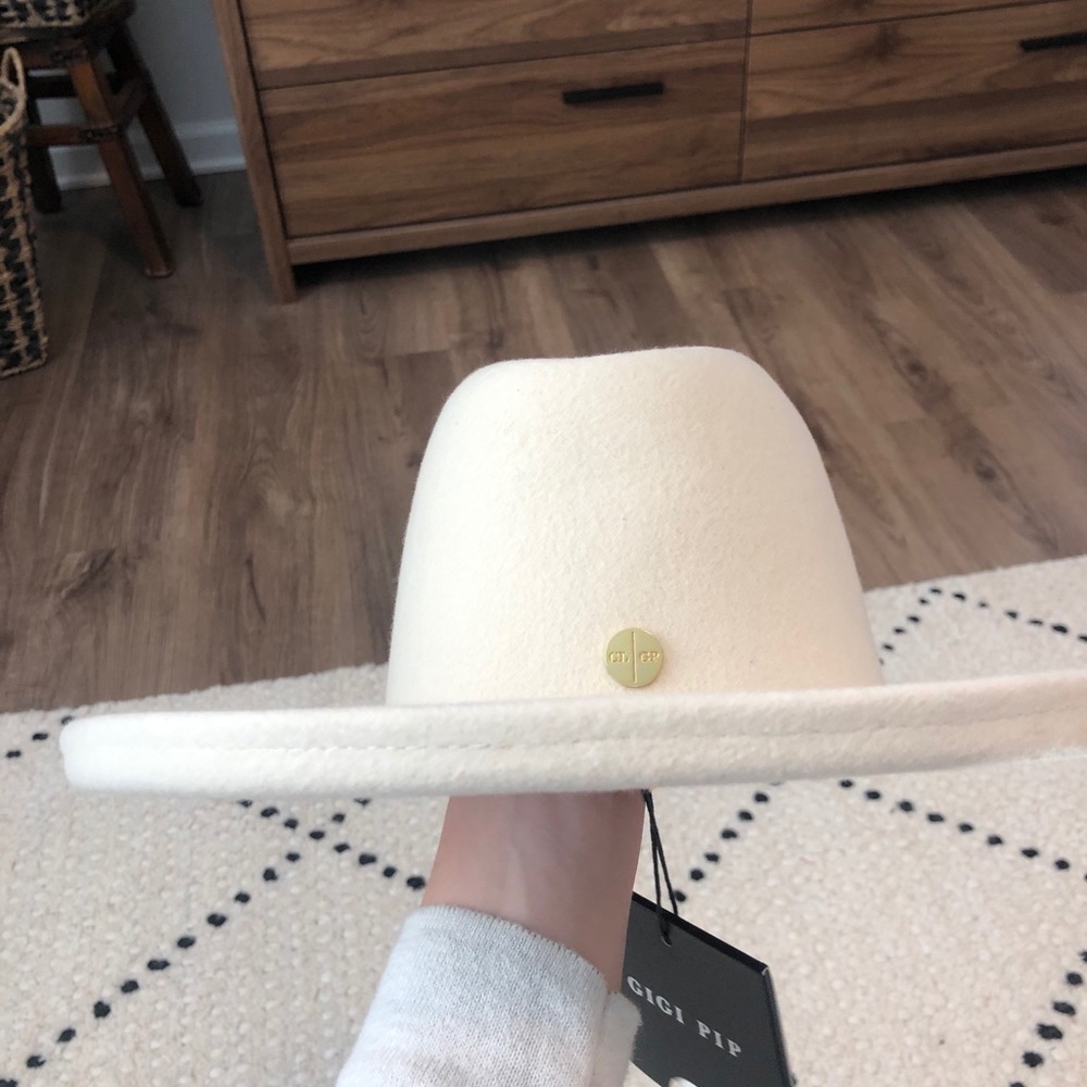 Gigi Pip x Cara Loren hat